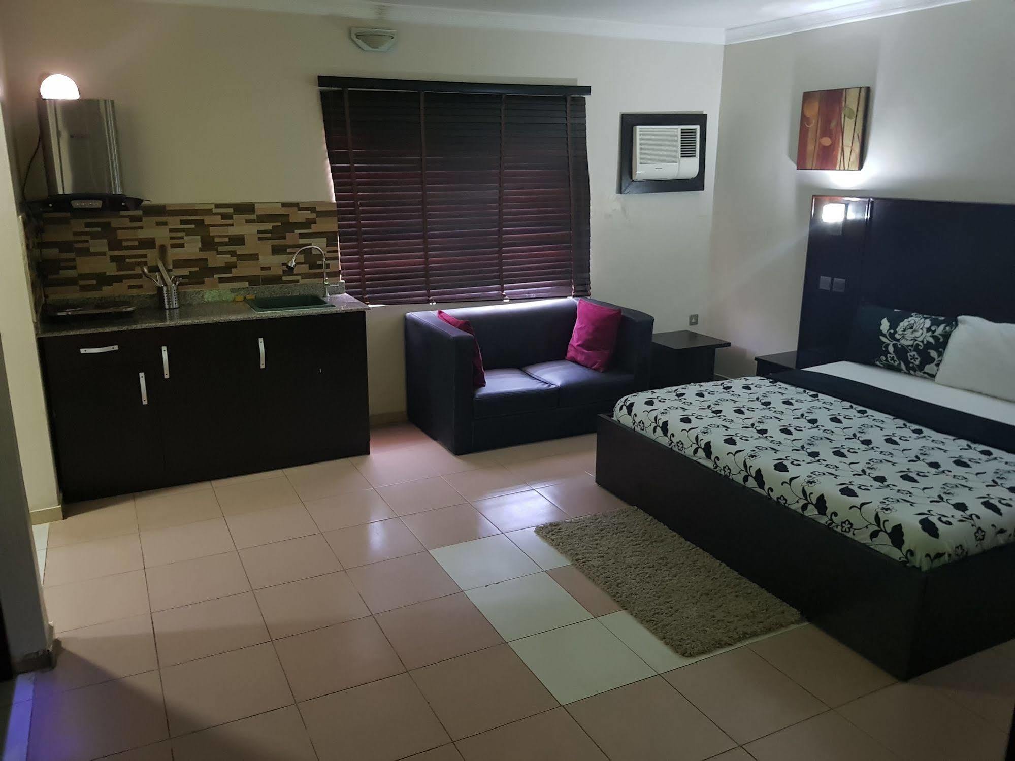 Number 95 Suites ลากอส ภายนอก รูปภาพ